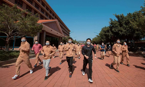 组织“跑在阳光下，，，，，，跑进康健里”体育运动